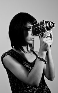 Junge Frau mit Kamera